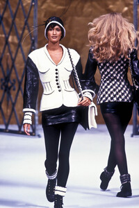 1717806565_Chanel1993HauteCouture166FW.thumb.jpg.4bdddd0fbf3753a01ebe513ca1a875ba.jpg