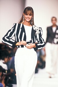 175202682_Valentino1990WomenRTW99.thumb.jpg.a0a7a3a0b9af382ea812456c67dcd30c.jpg