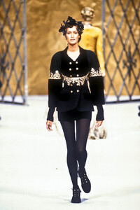 1767291684_Chanel1993HauteCouture169FW.thumb.jpg.3ca4852898aa1b10d8cf591f90b5b7e8.jpg