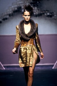 1839573717_Valentino1997HauteCouture62.thumb.jpg.cf24cdce335b3ef72e181a6781040181.jpg