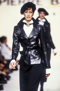 318313213_PierreBalmain1993WomenRTW51.thumb.jpg.17722e652f22ed387b6873931146fdf9.jpg