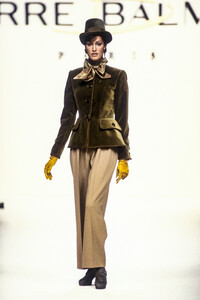 34968922_PierreBalmain1993WomenRTW6.thumb.jpg.1f23b7407b03e64ee4c983c8d54b9dd8.jpg
