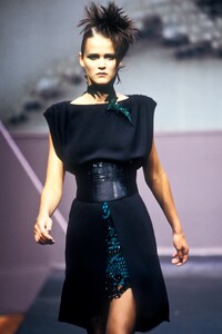 362608432_Valentino1997HauteCouture32.thumb.jpg.55ea12ff0dbfc49b260b928cdb1a2800.jpg