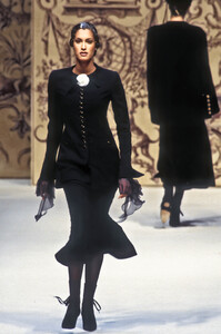 501694948_Chanel1993HauteCouture9.thumb.jpg.8ba19afe130e9bf905150db249fc514c.jpg