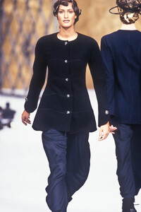 53619474_Chanel1993HauteCouture38FW.thumb.jpg.e93e193b8b39de5a18841da8772a715b.jpg