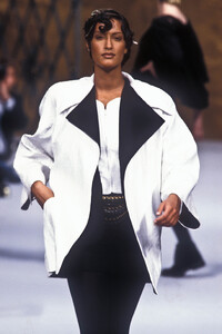 647810372_Chanel1993HauteCouture225FW.thumb.jpg.0dd3c7c1922ff1909437b0c8887c3feb.jpg