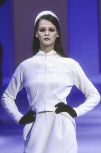 673118023_ThierryMugler1998WomenRTW110.thumb.jpg.14980d913f7c980b731f9a8a5ba915c1.jpg