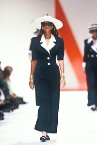 696318263_Valentino1990WomenRTW120.thumb.jpg.170176511f2e01a71bccf4b9b7f0ecc9.jpg