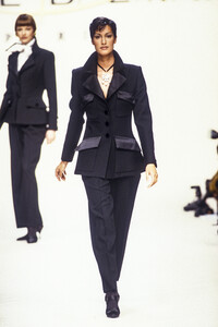 77252370_PierreBalmain1993WomenRTW80.thumb.jpg.841d6c3b2a5a2fb0fca0717959597543.jpg