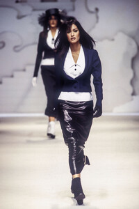 774367990_KarlLagerfeld1993WomenRTW30.thumb.jpg.570cedc0ca5259bfc649a76266594d6e.jpg