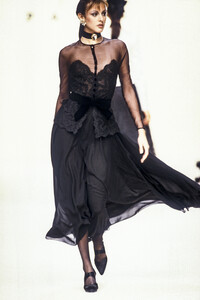795827539_PierreBalmain1993WomenRTW109.thumb.jpg.cf9b9c056356388a3fe6277816e6f175.jpg