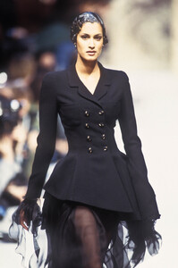 916301404_Chanel1993HauteCouture88.thumb.jpg.ef08ba63ff1bb48e1c656be8706fef66.jpg