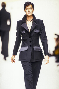 916618080_PierreBalmain1993WomenRTW81.thumb.jpg.d0b424b249b2e042cbc828eefaab9e89.jpg