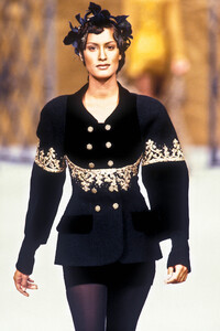 932812879_Chanel1993HauteCouture171FW.thumb.jpg.86b187ef631ea7ae7d89f04848928eae.jpg
