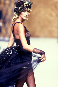 985752358_Chanel1993HauteCouture243FW.thumb.jpg.4a949cd1c62bc4f0311e4fbce2c00f75.jpg