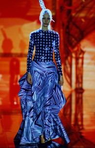 atelier-versace-ss-96-2.thumb.jpg.1e8c998f4e18110589e3d736a1c1393e.jpg