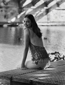 barbara-palvin-elle-seis-1642675794.jpg
