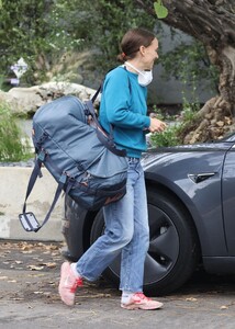 natalie-portman-out-in-los-angeles-01-17-2022-2.jpg