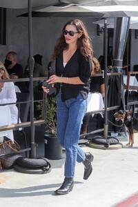 phoebe-tonkin-out-for-lunch-in-west-hollywood-7.jpg