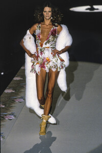 roberto-cavalli-ss-2002-9.thumb.jpg.e6be6f18af74001eda79d145ba5c01a9.jpg