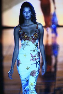 1029445987_GianniVersaceRTW-SpringSummer1992(6).thumb.jpg.b09a5e685979779513df59093414b0ab.jpg