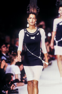 1074071562_KarlLagerfeld1994WomenRTW33.thumb.jpg.dcc3593e23945f16ea11120c4e1e97fe.jpg