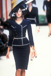 1185338154_Chanel1995HauteCouture23.thumb.jpg.eebe748c6e05fdb6326ac2eacf054066.jpg
