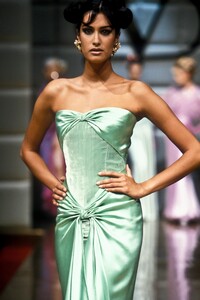 1347433712_Valentino1995HauteCouture122.thumb.jpg.8309ea76f99a3cfcfc10701b500f8778.jpg