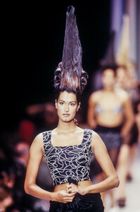 1576804540_KarlLagerfeld1994WomenRTW41.thumb.jpg.cb30bbb913e9f71447025b6c8bf1aa9a.jpg