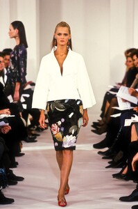 162686604_Valentino1999HauteCouture3.thumb.jpg.4844f51779a0f0f9864a0c89293115ff.jpg