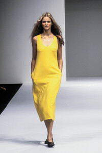 1653389348_MaxMara1999WomenRTW16.thumb.jpg.37c774005aefd4ebe58678bf298251a0.jpg