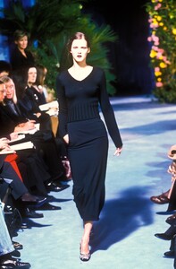 1809870443_DolceGabbana1998WomenRTW24.thumb.jpg.da27d2481a6bab851ff7aed24cc8fe2e.jpg
