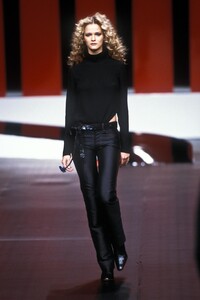 1866153069_Valentino1999WomenRTW81.thumb.jpg.ab273e180ea1436c5fe543d90ca81cc9.jpg
