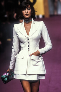 1999042805_KarlLagerfeld1995WomenRTW114.thumb.jpg.c53bce4b48e22e25fe1eb1a531b6185d.jpg