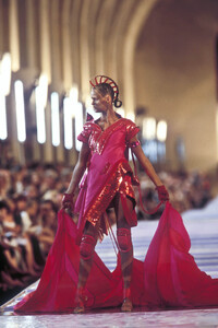 2071362077_ChristianDior1999HauteCouture16.thumb.jpg.f2871f6788548734fe191b0e073a66f9.jpg