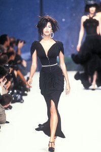2080900734_Chanel1995HauteCouture122.thumb.jpg.5550179bdbe34abbc448a72ce69f874a.jpg