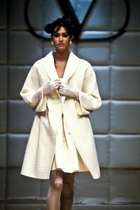 2088018660_Valentino1995HauteCouture56.thumb.jpg.bf04e097e330d7425aa5ea14eda9e692.jpg
