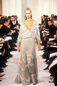 2139587176_Valentino1999HauteCouture60.thumb.jpg.8604551f52a9e36e764dd0ccf365048a.jpg