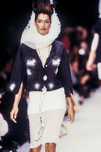 258199541_KarlLagerfeld1994WomenRTW110.thumb.jpg.30b625a71ac0e7f6bf31006690e4ec70.jpg