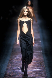 333655556_VersusbyDonatella1999WomenRTW49.thumb.jpg.43881f58970bdad20a16be04e4b65f58.jpg