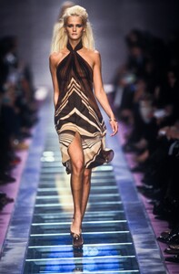 665126059_Versace2000WomenRTW31.thumb.jpg.12aefd40c5c0ea1369dc23c077a2ef25.jpg
