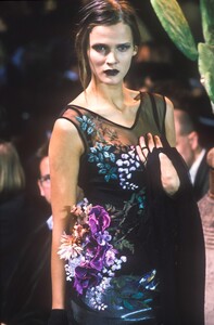 981314448_DolceGabbana1998WomenRTW175.thumb.jpg.08951876120bb3ed2f38df650929ac37.jpg
