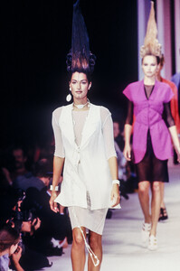 997608220_KarlLagerfeld1994WomenRTW45.thumb.jpg.39d32837ed34074ee550b35490c85cb2.jpg