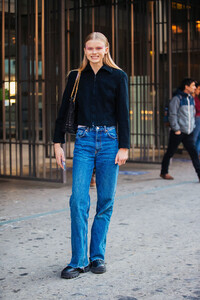 Evie-Harris-MFW-FW22-StreetStyle1-MJJ_2359.thumb.jpg.d4c22046351f07e570b95eff151a54cf.jpg