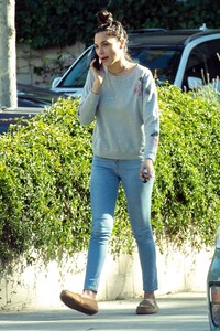 Gal-Gadot-in-Jeans_-Out-in-Los-Angeles-03.thumb.jpg.a12fb26dd5f784ab991783b11d138228.jpg
