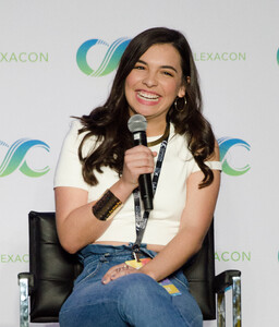 Isabella_Gomez_-1-_(27913510127).jpg