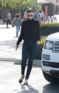 Miranda-Kerr-Booty-in-Tight-Jeans--05.jpg