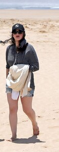 kat-dennings-in-shorts-at-a-beach-in-maui-may-2014_4.jpg