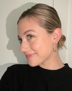 lili-reinhart-01-06-2022-4.jpg
