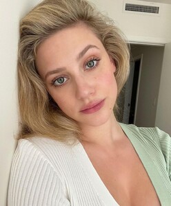 lili-reinhart-live-stream-video-09-26-2021-3.jpg